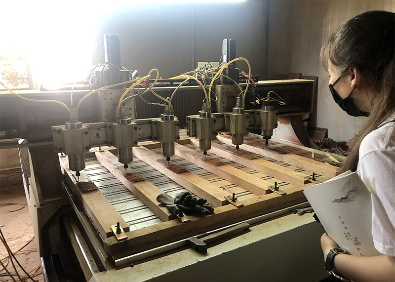 0-4实践队员进入车间参观数字化雕刻.jpg 0-4实践队员进入车间参观数字化雕刻.jpg