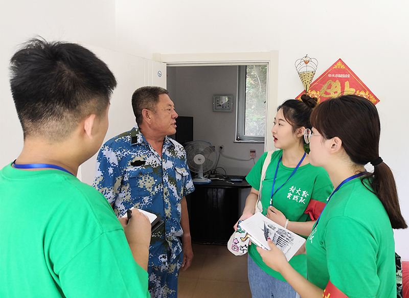 0-5队员与林区工作人员进行交流.jpg 0-5队员与林区工作人员进行交流.jpg