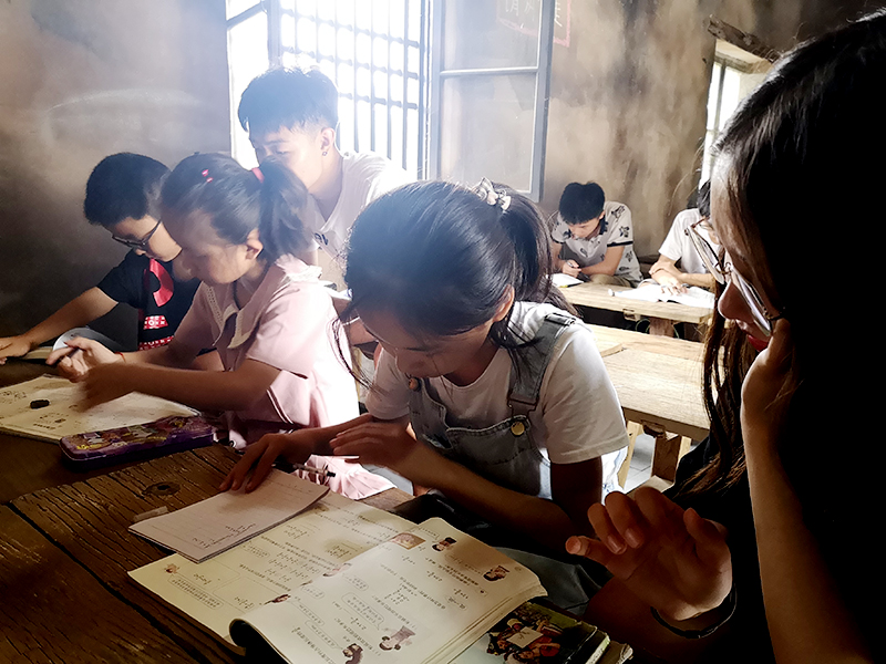 0-5”启明“团队成员正在帮助辅导暑假作业.jpg 0-5”启明“团队成员正在帮助辅导暑假作业.jpg